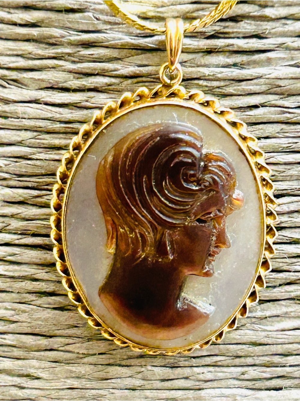 10k Gold Cameo Pendant Necklace - Classic Women's Jewelry